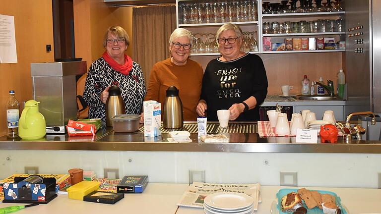 Am Tag vor Weihnachten waren es Gudrun Schenkel, Ute Eller und Rita Kirst (von links), die dafür sorgten, dass die Kaffee- und Teetassen und die Kuchenteller nicht leer blieben. Nur Alkohol gibt es keinen, so die Organisatoren, denn 'wir sind ja keine Wirtschaft'.&nbsp;