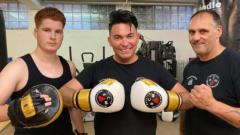 Matthias Mangiapane (Mitte) – hier 2020 beim 'Promiboxen' kämpft bei RTL 2 weiter um den Sieg im Kampf der Realitystars.