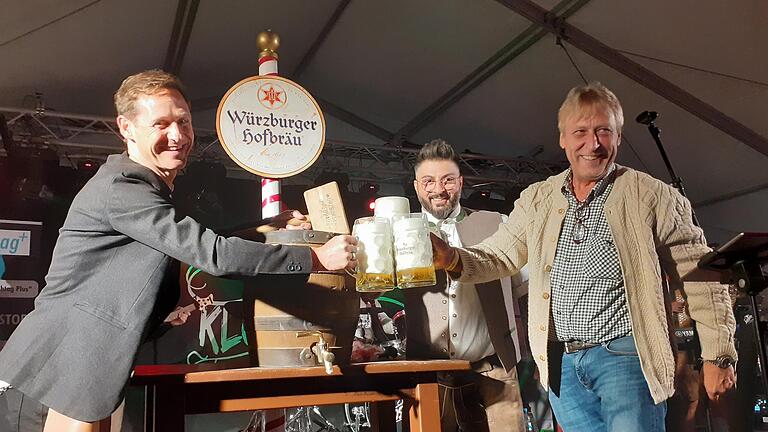 Mit einem Bieranstich wurde das Wiesnfest am 23. September offiziell eröffnet. Das erste Fass zapfte damals Bürgermeister Thorsten Wozniak (links) an, der zugleich Schirmherr des Events war. Danach stießen Organisator Tayfun Cenk (Bildmitte) und Mitsponsor Günter Götzelmann mit ihm an. Mit einem Bieranstich wurde das Wiesnfest am 23. September offiziell eröffnet. Das erste Fass zapfte damals Bürgermeister Thorsten Wozniak (links) an, der zugleich Schirmherr des Events war. Danach stießen Organisator Tayfun Cenk (Bildmitte) und Mitsponsor Günter Götzelmann mit ihm an.
