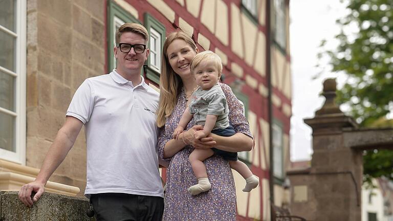 René Bamberger und Jennifer Linder, hier zusammen mit Sohn Veit, haben in Bundorf einen alten Dreiseithof saniert. René Bamberger und Jennifer Linder, hier zusammen mit Sohn Veit, haben in Bundorf einen alten Dreiseithof saniert.
