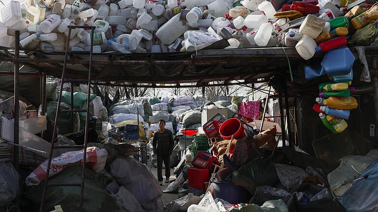 Plastikmüll in China       -  Plastikmüll in einer Sammel- und Sortieranlage im Bezirk Shijingshan in Peking (Archivfoto). Lange haben Staaten weltweit ihren Abfall und Schrott nach China verschifft. Doch damit ist jetzt Schluss.