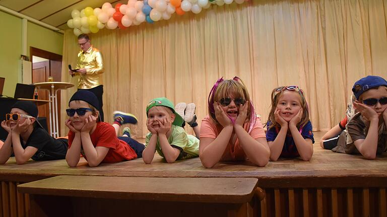Die coolen Kids von Osbi strahlen bei Ihrem Auftritt. Die coolen Kids von Osbi strahlen bei Ihrem Auftritt.