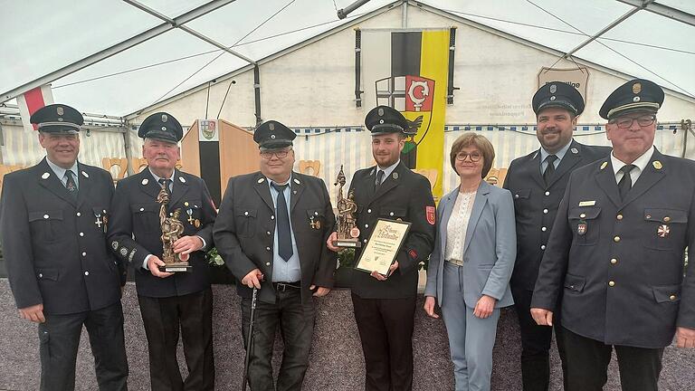 Im Bild von links: 2. Kommandant Florian Grebner, Werner Wenk, Karl-Heinz Trost, 1. Vors. Julian Glückert, stellv. Landrätin Bettina Bärmann, Bürgermeister Johannes Grebner und Kreisbrandrat Holger Strunk.