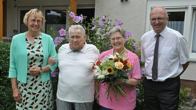 Das Fest der Eisernen Hochzeit feierten Marga und Arthur Oeser in Junkersdorf. Dazu gratulierten auch stellvertretende Landrätin Birgit Bayer (links) und Bürgermeister Markus Oppelt (rechts).