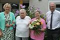 Das Fest der Eisernen Hochzeit feierten Marga und Arthur Oeser in Junkersdorf. Dazu gratulierten auch stellvertretende Landrätin Birgit Bayer (links) und Bürgermeister Markus Oppelt (rechts).