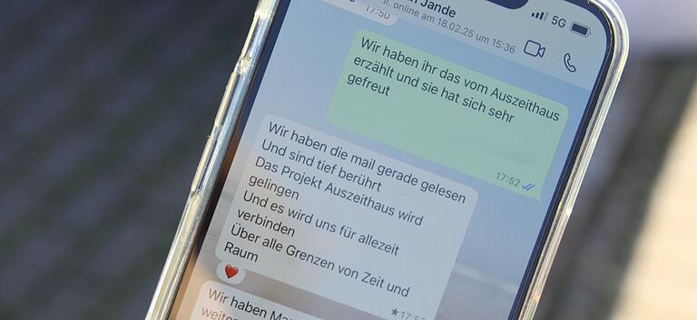 'Über alle Grenzen von Zeit und Raum': Diese Nachricht auf dem Handy zeigt, wie verbunden die zweite Vorsitzende des Vereins 'Wellen brechen' dem Projekt Auszeithaus war. Karin Jande starb vor einigen Monaten an Krebs. Ein Teil ihres Erbes soll in das Auszeithaus fließen.