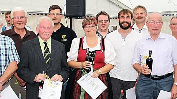 Sie unterstützen den Verein seit mindestens 25 Jahren: (von links) Manuel Gerhard, Robert Seemann, Otto Pfister, Gründungsmitglied Paul Seufert, Martin Schlereth, Sabine Nöth, Thomas Saam, Stefan Huppmann, Ruthard Büttner, Heinz Peuffer, Walter Dix, Vorsitzender Karlheinz Grünewald und Maria Mergenthal.