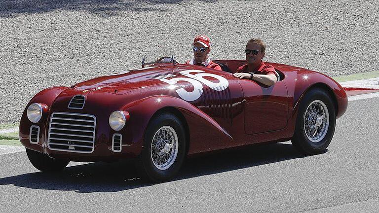 Oldtimer - Die Fahrergarde um Sebastian Vettel fuhr bei der Fahrerpräsentation in Oldtimern über die Strecke. Oldtimer - Die Fahrergarde um Sebastian Vettel fuhr bei der Fahrerpräsentation in Oldtimern über die Strecke.