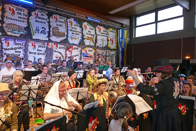 Beste sinfonische Blasmusik bot das Auswahlorchester in der Mehrzeweckhalle von Laudenbach. Der Gründer und langjährige Dirigent Dieter Beier (stehend mit Trompete) bot ein meisterhaftes Solo.