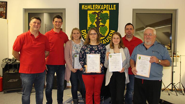 Das Bild zeigt die Geehrten zusammen mit dem stellvertretenden Vorsitzenden, Peter Götz und Dirigent Stefan Müller sowie als zweiten von rechts, Vorsitzenden Thorsten Sehm. Das Bild zeigt die Geehrten zusammen mit dem stellvertretenden Vorsitzenden, Peter Götz und Dirigent Stefan Müller sowie als zweiten von rechts, Vorsitzenden Thorsten Sehm.