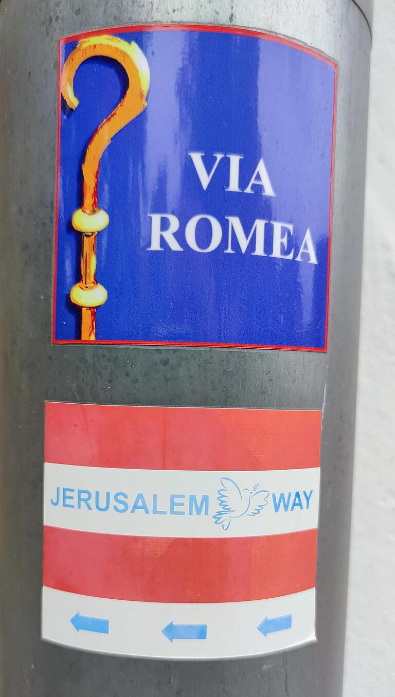 Abstrakt betrachtet bilden Via Romea und Jerusalem Way ein Kreuz, das über Europa liegt. Aub liegt auf dem Jerusalem Way auf dem Zubringer Fulda-Passau.