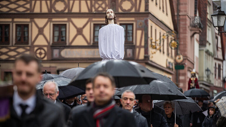 Nach drei Jahren Pause fand bei Regen die Karfreitagsprozession durch die Innenstadt von Lohr statt. Sie ist die älteste noch gepflegte Bilderprozession in Deutschland. Lebensgroße Figuren des Leidens und Sterbens Jesu Christi wurden von der Vertretern verschiedener Handwerks- und anderer Berufe, von Vereinen und Verbänden durch die Stadt getragen, schweigend von den Teilnehmern begleitet.