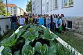 Bei der Einweihung des Schulgartens (von links): Zweite Bürgermeisterin Sorya Lippert, Stadtgärtner Johannes Wendel, Klassenleiter Manuel Kirchbach, Markus Stockmann (Servicebetrieb/Stadtgrün), Schülerinnen und Schüler der Friedenschule, Schulleiter Michael Kobosil, Gärtnermeister Sebastian Marx, Tatjana Ciszewski (Offene Jugendarbeit Friedenschule), Helene Zirkelbach und Elfriede Müller-Kaffer vom Quartiersmanagement sowie Gießpatin Nahira Hosseini.