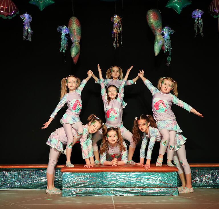 'Under the Sea' zeigten schon die jüngsten Gardemädchen ihr turnerisches Können. Foto Martha Schütz 'Under the Sea' zeigten schon die jüngsten Gardemädchen ihr turnerisches Können. Foto Martha Schütz