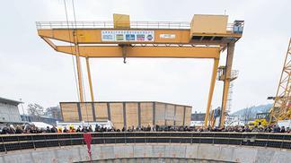 Unter Protest: Mit einem Bagger wurde am Mittwoch in einer Baugrube des umstrittenen Bahnprojekts Stuttgart 21 in Stuttgart ein Baggerbiss durchgeführt. Im Zuge von Stuttgart 21 wurde der erste Tunnel in der Landeshauptstadt angestochen.