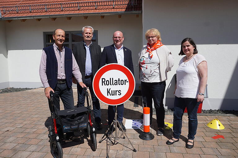 Der Aktionstag "Mobil im Alter" wurde von der Gemeinde Sandberg und der Kreuzbergallianz organisiert. Das Bild zeigt Sandbergs Bürgermeisterin Sonja Reubelt (rechts) mit den Referenten des Tages. Von links: Verkehrserzieher a.D. Edgar Kast, Ronald Ziegler (ÖPNV-Beauftragter des Landkreises Rhön-Grabfeld), der Vorsitzende der Kreuzbergallianz Bischofsheims Bürgermeister Georg Seiffert und die Seniorenbeauftragte Viola Schmidt der Malteser. Der Aktionstag "Mobil im Alter" wurde von der Gemeinde Sandberg und der Kreuzbergallianz organisiert. Das Bild zeigt Sandbergs Bürgermeisterin Sonja Reubelt (rechts) mit den Referenten des Tages. Von links: Verkehrserzieher a.D. Edgar Kast, Ronald Ziegler (ÖPNV-Beauftragter des Landkreises Rhön-Grabfeld), der Vorsitzende der Kreuzbergallianz Bischofsheims Bürgermeister Georg Seiffert und die Seniorenbeauftragte Viola Schmidt der Malteser.