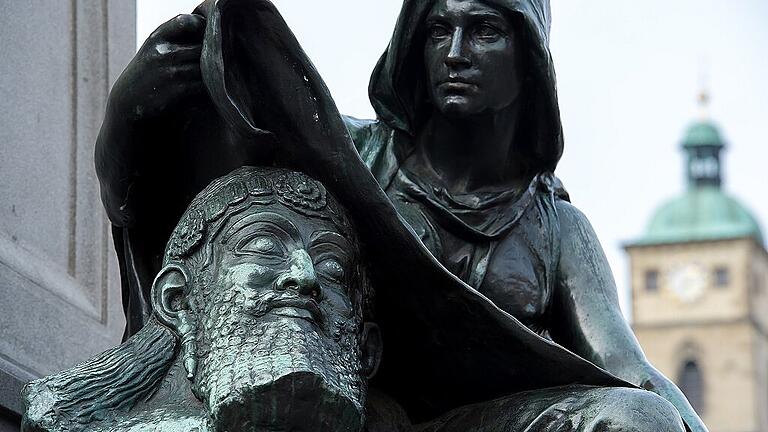 Die Figur rechts auf dem Sockel symbolisiert &bdquo;Die Weisheit des Brahmanen&ldquo;.