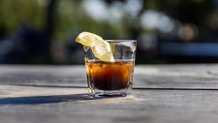 Absolut im Trend im Biergarten Mole 9: Der alkoholhaltige Cocktail 'Averna Sour'. Absolut im Trend im Biergarten Mole 9: Der alkoholhaltige Cocktail 'Averna Sour'.