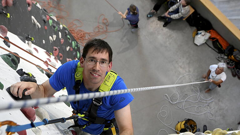 0004416768.jpg - Johannes Müller hat es geschafft: Mithilfe des Trainers ist er die zwölf Meter hohe Kletterwand hinaufgestiegen. 0004416768.jpg - Johannes Müller hat es geschafft: Mithilfe des Trainers ist er die zwölf Meter hohe Kletterwand hinaufgestiegen.