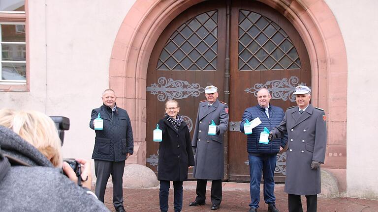 Foto-Termin für die Truppe: Eine Fotografin der Bundeswehr hat gestern (von links) Landrat Thomas Bold, 2. Bürgermeisterin Elisabeth Assmann, General Michael Matz, Bezirksgeschäftsführer Oliver Bauer vom Volksbund und den Standortältesten Oberst Stefan Josef Leonhard zum Auftakt der Sammlung des Volksbundes Deutsche Kriegsgräberfürsorge vor dem Hammelburger Rathaus abgelichtet.  Foto: Ralf Ruppert       -  Foto-Termin für die Truppe: Eine Fotografin der Bundeswehr hat gestern (von links) Landrat Thomas Bold, 2. Bürgermeisterin Elisabeth Assmann, General Michael Matz, Bezirksgeschäftsführer Oliver Bauer vom Volksbund und den Standortältesten Oberst Stefan Josef Leonhard zum Auftakt der Sammlung des Volksbundes Deutsche Kriegsgräberfürsorge vor dem Hammelburger Rathaus abgelichtet.  Foto: Ralf Ruppert