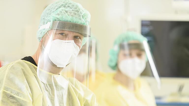Dr. Matthias Held, Ärztlicher Direktor am Klinikum Würzburg Mitte, erklärt, warum die Situation in den Krankenhäusern so ernst ist und der Lockdown richtig. Dr. Matthias Held, Ärztlicher Direktor am Klinikum Würzburg Mitte, erklärt, warum die Situation in den Krankenhäusern so ernst ist und der Lockdown richtig.