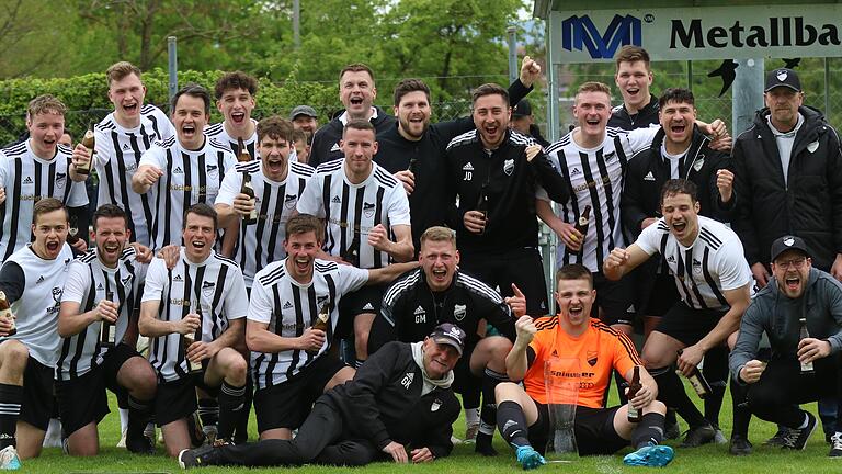 Der FC Hopferstadt hat in der Fußball-Saison 2022/23 die Meisterschaft in der Kreisklasse Würzburg 2 gewonnen. Vier Spieltage vor Saisonende sind der Mannschaft der erste Platz und der Aufstieg nicht mehr zu nehmen.