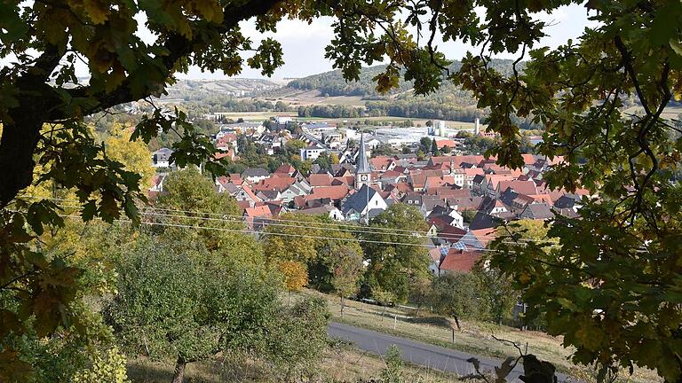 Ein Blick aufs malerisch gelegene Städtchen Röttingen lässt nicht erahnen, dass dort im Stadtrat derzeit dicke Luft herrscht.