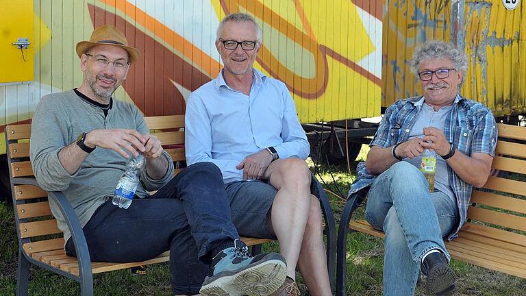 Plausch im Bauwagen-Backstage-Bereich: (v. li.) Ralf Duggen, Tilman Hampl und Hartmut Emser erzählen aus der U&D-Geschichte. Plausch im Bauwagen-Backstage-Bereich: (v. li.) Ralf Duggen, Tilman Hampl und Hartmut Emser erzählen aus der U&D-Geschichte.