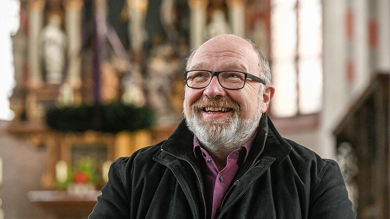 Pfarrer Oswald Sternagel in der Stadtpfarrkirche St. Andreas in Ochsenfurt, wo er seit 2004 als Priester tätig ist.&nbsp;