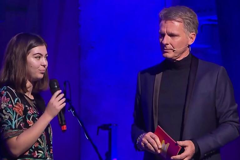 Lana Rebhan mit Jörg Pilawa bei der Preisverleihung von 'Helden des Alltags' einer Programmzeitschrift im Jahre 2019.&nbsp;