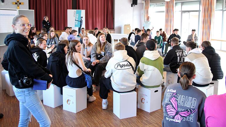 Beste Stimmung herrschte im Creator Camp der Stadt Volkach, das die Geschäftsführerin des KJR Rebecca Haupt (links) zusammen mit ihrem Team, Jugendhausleiter Robert Ihrig und Jugendreferent Simon Rinke betreute. Beste Stimmung herrschte im Creator Camp der Stadt Volkach, das die Geschäftsführerin des KJR Rebecca Haupt (links) zusammen mit ihrem Team, Jugendhausleiter Robert Ihrig und Jugendreferent Simon Rinke betreute.