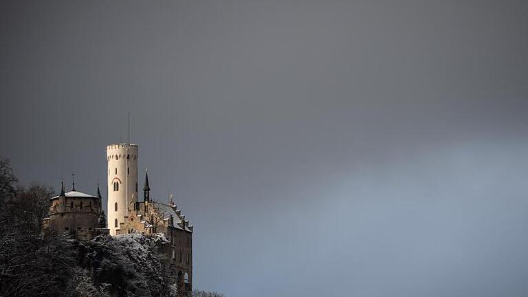 Dunkle Wolken ziehen über das Schloss Lichtenstein auf. In dem am Albtrauf gelegenen «Märchenschloss» wurde Dornröschen gedreht. Bei diesem Anblick kaum zu glauben. Foto: Sebastian Gollnow/dpa       -  Aussichten wie auf das märchenhafte Schloss Lichtenstein in der Schwäbischen Alb sind auf Panoramastrecken in Baden-Württemberg garantiert.