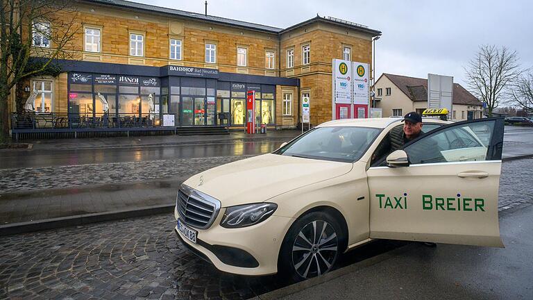 Für Taxifahrer wie Bernd Krause von Taxi Breier ist Silvester eine stressige Nacht. Taxifahrer sind am 31. Dezember konstant von einem Auftrag zum nächsten unterwegs. Für Taxifahrer wie Bernd Krause von Taxi Breier ist Silvester eine stressige Nacht. Taxifahrer sind am 31. Dezember konstant von einem Auftrag zum nächsten unterwegs.