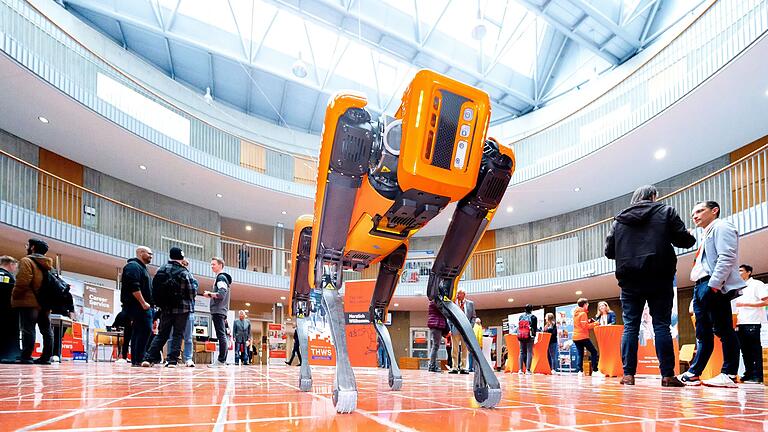 Der Hunderoboter 'Spot' marschierte beim 'Tag der Wissenschaft' an der Technischen Hochschule Würzburg-Schweinfurt über den Campus und zeigte, was er kann.