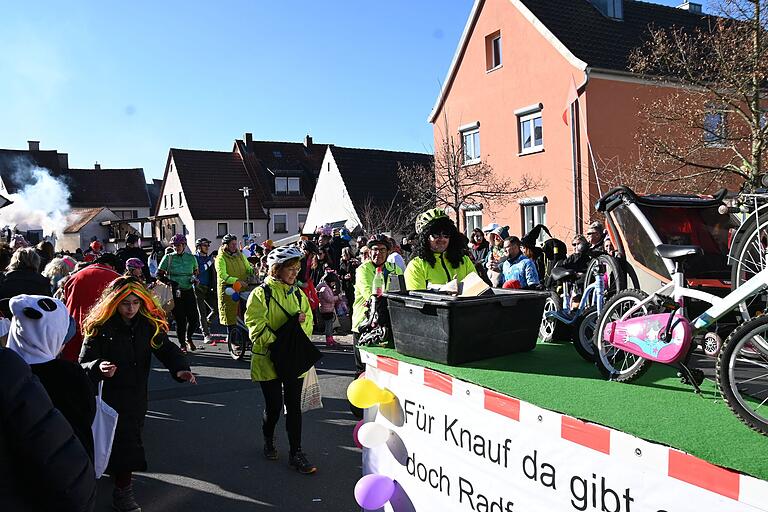 Der Beitrag des Gemeinderates war ein Seitenhieb auf die Politik, die freie Fahrt für die Lastwagen der Firma Knauf ermöglicht, aber keinen Radweg entlang der Staatsstraße baut.