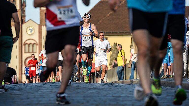 Würzburgs Alte Mainbrücke: Halbzeit und Stimmungshöhepunkt beim Firmenlauf.