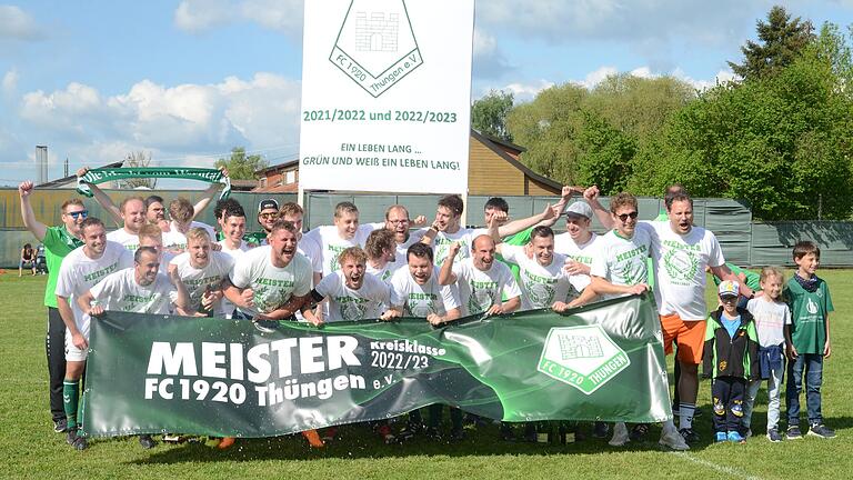 Ausgelassene Stimmung auf dem Sportgelände in Heßdorf: Die Fußballer des FC Thüngen feiern die Meisterschaft in der Kreisklasse Würzburg 3 nach einem 3:1-Sieg beim FC Karsbach.