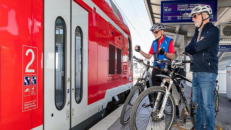 Fahrradfahrer und Fahrradfahrerinnen stehen immer wieder vor verschlossenen Zugtüren. Heinz Wallner (rechts)&nbsp; und Rainer Müller vom ADFC nutzten früher öfter die Regionalbahnen für ihre Club-Ausflüge. Inzwischen planen sie die Touren ohne Zugfahrten.&nbsp;