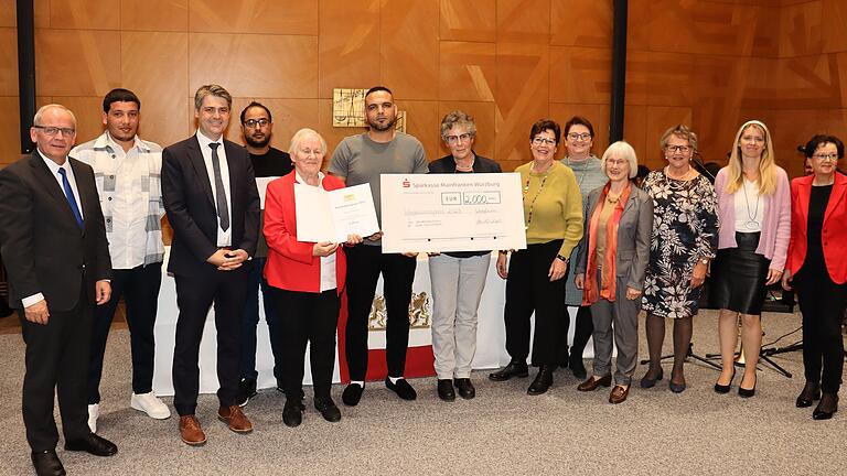 Das Solidaritätsteam der Stadt Mellrichstadt wurde mit dem unterfränkischen Integrationspreis ausgezeichnet. Im Bild (von links) Regierungspräsident Eugen Ehmann,&nbsp; Ahmad Al Daher, Bürgermeister Michael Kraus,&nbsp;Hesham Saed, Marianne Fritz, Ehab Al Mesri, Christa Hein, Sabine Buß, Brigitte Proß, Waltraud Balling, Monika Marcus, die Integrationslotsin des Landkreises Rhön-Grabfeld, Jessica Wolf, und die Integrationsbeauftragte der Bayerischen Staatsregierung, Gudrun Brendel-Fischer.