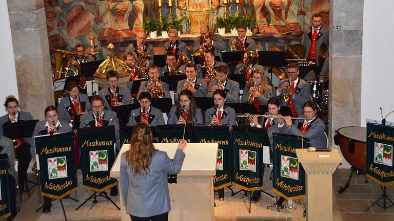 In der Kirche Mariä Himmelfahrt gaben der Musikverein Waldfenster und der Kirchenchor ein Konzert.       -  In der Kirche Mariä Himmelfahrt gaben der Musikverein Waldfenster und der Kirchenchor ein Konzert.