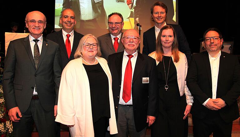 Abschied und Neuanfang. Von links: BRK-Kreisvorsitzender und Landrat Wilhelm Schneider, Dr. Arman Behdjati-Lindner (1. stellv. Vorsitzender des Kreisverbandes), Gudrun Greger, BRK-Bezirksgeschäftsführer Harald Erhard, Kreisgeschäftsführer Dieter Greger, stellv. BRK-Landesgeschäftsführer Armin Petermann, die neue Kreisgeschäftsführerin Carina Küfner mit Ehemann Dominik Küfner. Abschied und Neuanfang. Von links: BRK-Kreisvorsitzender und Landrat Wilhelm Schneider, Dr. Arman Behdjati-Lindner (1. stellv. Vorsitzender des Kreisverbandes), Gudrun Greger, BRK-Bezirksgeschäftsführer Harald Erhard, Kreisgeschäftsführer Dieter Greger, stellv. BRK-Landesgeschäftsführer Armin Petermann, die neue Kreisgeschäftsführerin Carina Küfner mit Ehemann Dominik Küfner.