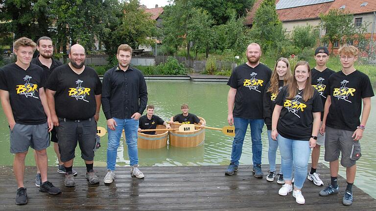 Sie machten am Dorfsee schon mal ein Fass auf, die Damen und Burschen der Rödelseer Burschenschaft mit (von links) 
Samuel Pfister, Max König, Maximilian Deppisch, Philipp Deppisch, (in den Weinfässern)  Christoph Deppisch, Robin Rabovsky sowie Simon Schilling, Mia Baumann, Lea Merklein, Jonas Stadtel, Julius Finster.