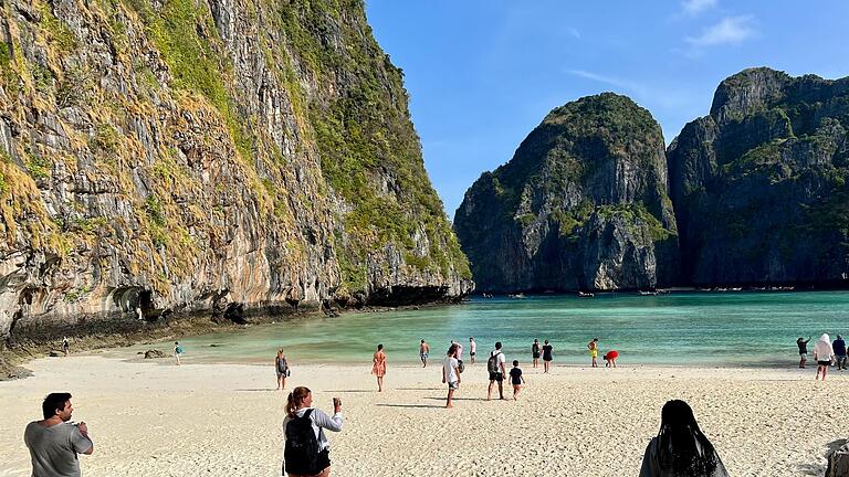 Der Traumstrand Maya Bay - Der Andrang von Touristen macht dem fragilen Ökosystem zu schaffen. (Archivbild) Der Traumstrand Maya Bay - Der Andrang von Touristen macht dem fragilen Ökosystem zu schaffen. (Archivbild)