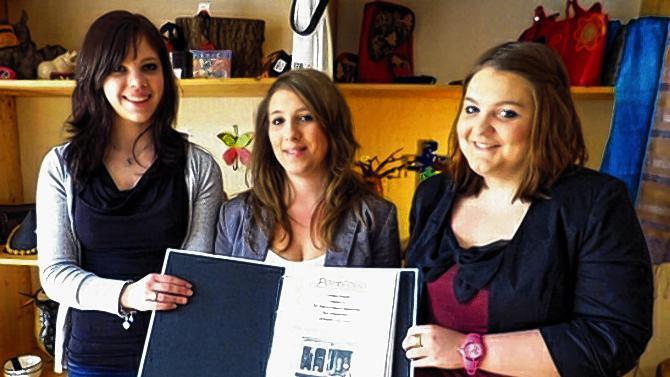 Experten in Sachen Weltläden: Tamara Mandel, Magdalena Weyer und Laura Schmitt (von links) aus der Klasse 9d der Dr. Karl-Grünewald -Realschule in Bad Königshofen. Experten in Sachen Weltläden: Tamara Mandel, Magdalena Weyer und Laura Schmitt (von links) aus der Klasse 9d der Dr. Karl-Grünewald -Realschule in Bad Königshofen.