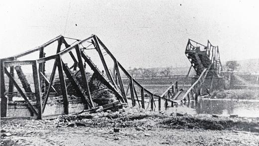 Sie musste ersetzt werden: Die am 30. März 1945 zerstörte erste Mainbrücke in Lengfurt.