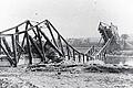 Sie musste ersetzt werden: Die am 30. März 1945 zerstörte erste Mainbrücke in Lengfurt.