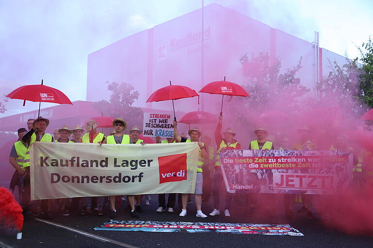 Bereits am 20. Juni hatte die Belegschaft&nbsp;vor dem Kaufland-Lager in Donnersdorf bei einer Streikkundgebung auf ihre Forderungen aufmerksam gemacht.