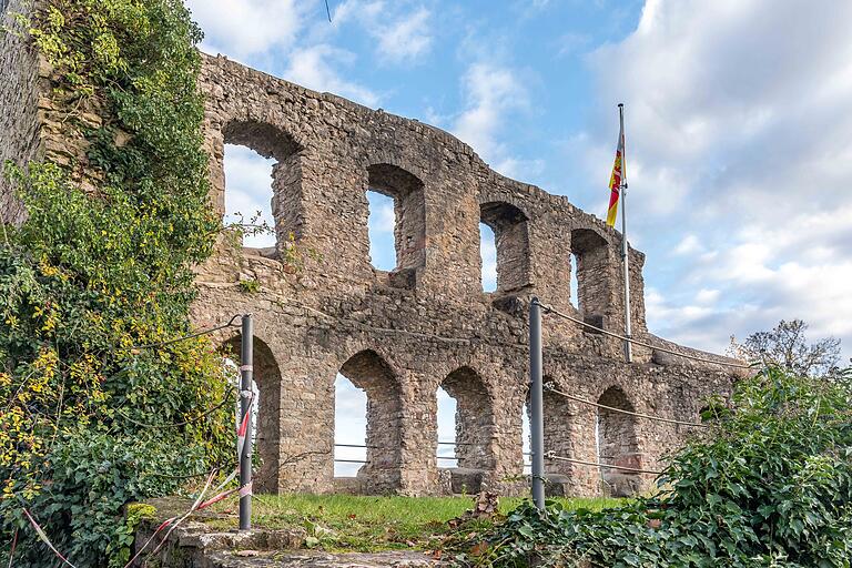 Unterwegs auf der 5,8 Kilometer langen Wandertour K2 in Karlstadt, die rund um die Ruine Karlsburg führt. Die alten Burgmauern lohnen einen Besuch, auch wenn derzeit Absperrgitter stehen. Unterwegs auf der 5,8 Kilometer langen Wandertour K2 in Karlstadt, die rund um die Ruine Karlsburg führt. Die alten Burgmauern lohnen einen Besuch, auch wenn derzeit Absperrgitter stehen.