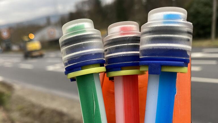 Seit mittlerweile rund zwei Jahren läuft in Lohr der Glasfaserausbau unter eigenwirtschaftlicher Regie der Firma GlasfaserPlus. Im Bild ein Bündel der sogenannten Speedpipes in der Rechtenbacher Straße.&nbsp;