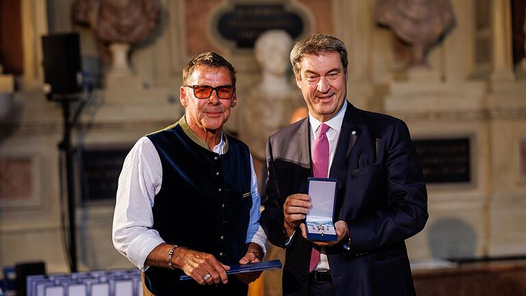 Verleihung Bayerische Verdienstorden       -  Hehn, sein Verdienstorden und Markus Söder. (Archivfoto)